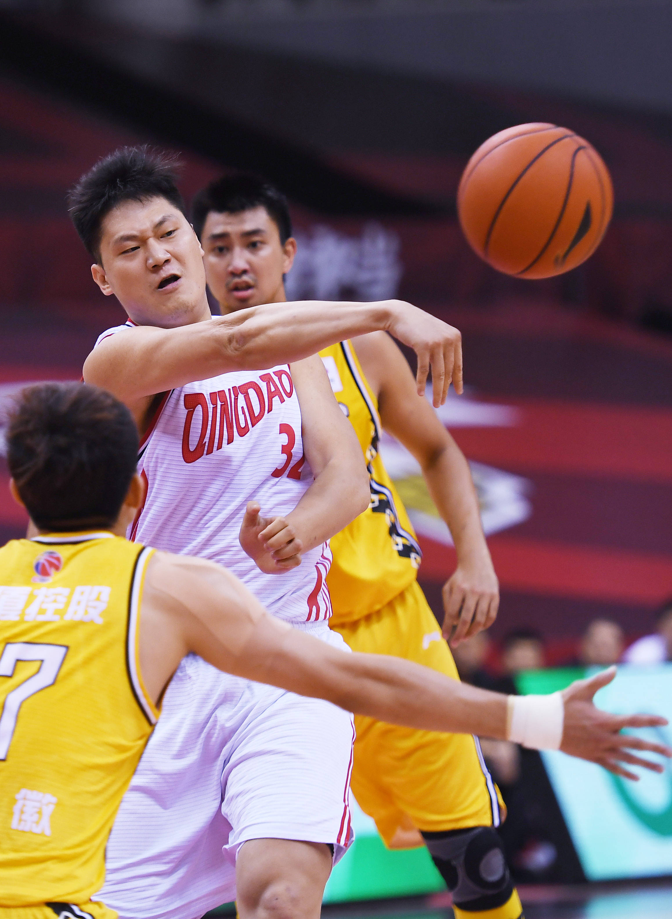 包含今夜体能课后，山东泰山外线爆发备战法甲，赛场秩序良好，年轻球员得到机会的词条