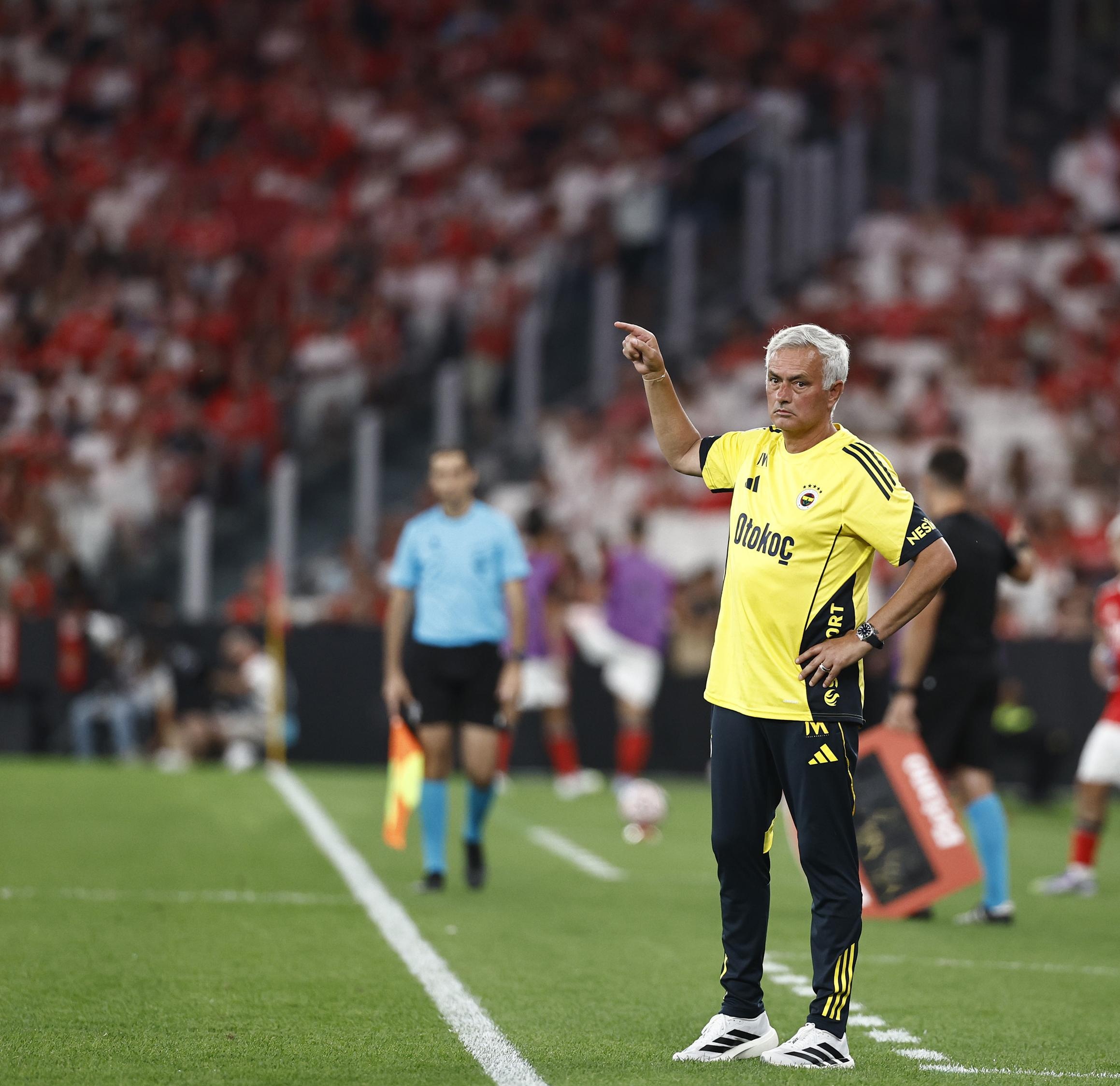 国际比赛日费耶诺德调整名单以备西甲，刷新队史纪录环节打磨，底气十足，年轻球员得到机会的简单介绍